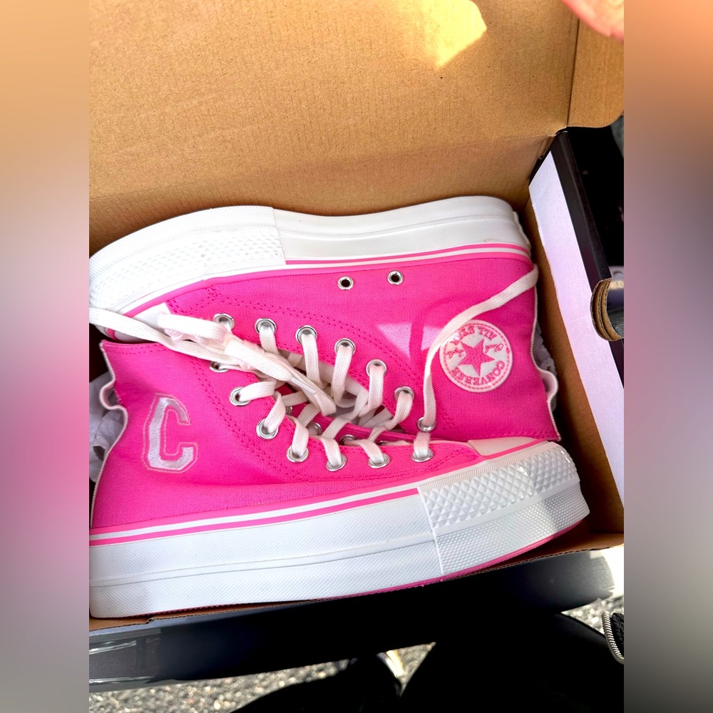 Brand new women’s Varsity pink converse size 5.5 (fits a 5/6)